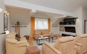 Spacious Apartment For 8 Guests Near Metro Natolin By Noclegi Renters